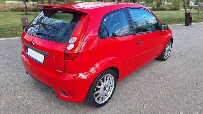 Usado Ford Fiesta Sport 90 CV (66 kW) 2006 Rojo Utilitario
