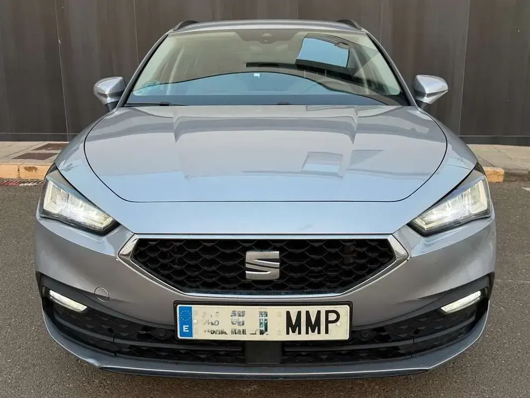 Usado Seat Leon Style 116 CV (85 kW) 2024 Gris Familiar
