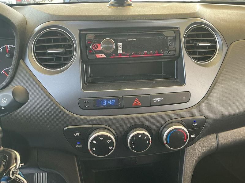 Usado Hyundai i10 66 CV (48 kW) 2019 Gris Utilitario