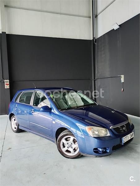Usado Kia Cerato 112 CV (82 kW) 2005 Azul Berlina