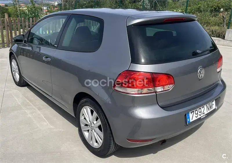 Usado VW Golf VII Advance 105 CV (77 kW) 2012 Gris / plata Berlina
