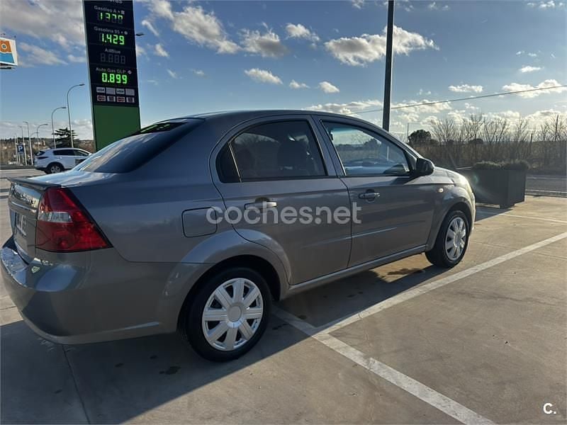 Usado Chevrolet Aveo LT 94 CV (69 kW) 2010 Gris / plata Berlina