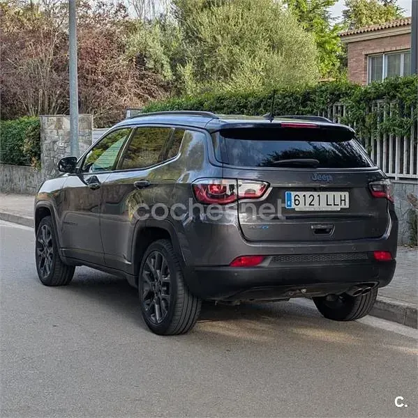 Usado Jeep Compass 240 CV (176 kW) 2020 Gris / plata SUV