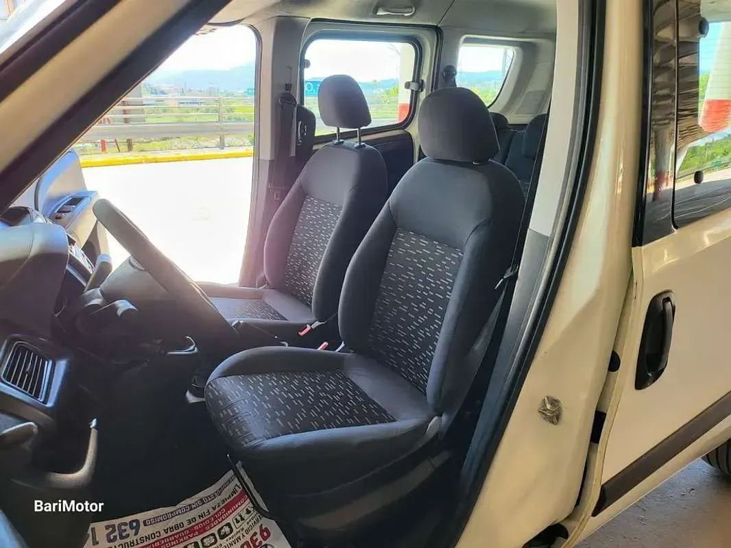 Usado Opel Combo Expression 94 HP (69 kW) 2017 Branco Monovolume
