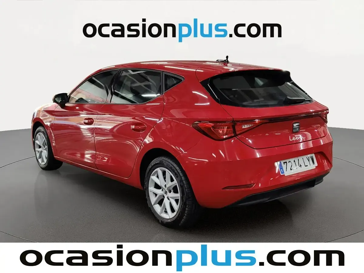 Usado Seat Leon Reference 110 CV (80 kW) 2022 Rojo Utilitario