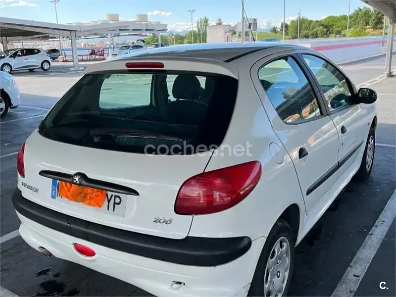 Usado Peugeot 206 75 CV (55 kW) 2000 Blanco Berlina