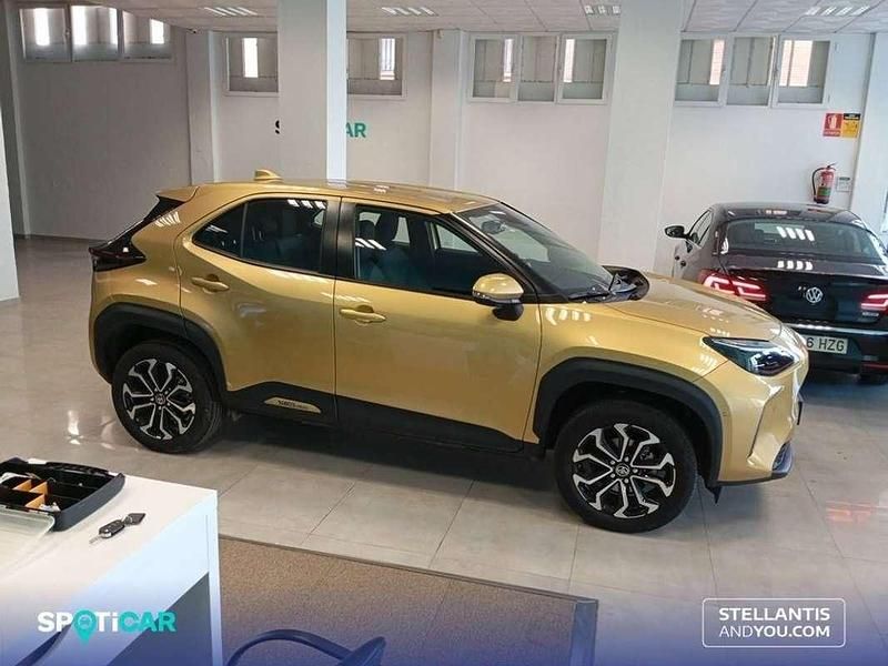 Usado Toyota Yaris Cross Active 116 CV (85 kW) 2023 Amarillo SUV