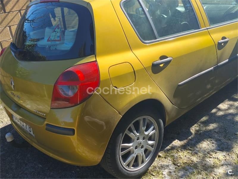 Usado Renault Clio II Dynamique 85 CV (62 kW) 2006 Amarillo Berlina