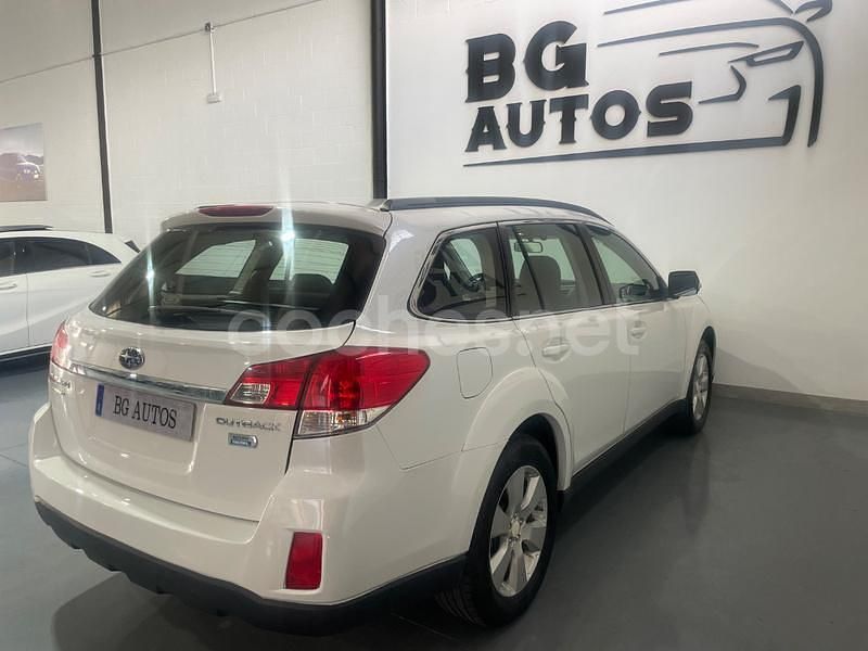 Usado Subaru Outback Premium 150 CV (110 kW) 2011 Blanco Familiar
