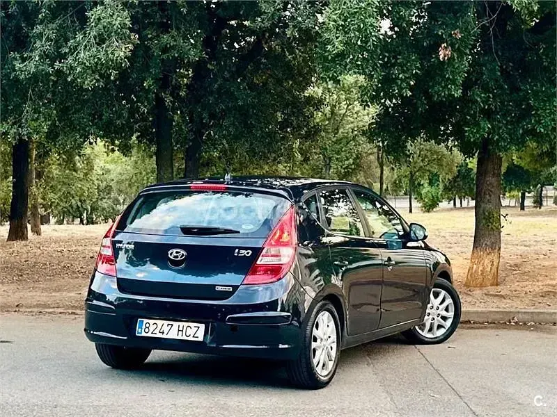 Usado Hyundai i30 Style 128 CV (94 kW) 2011 Negro Berlina