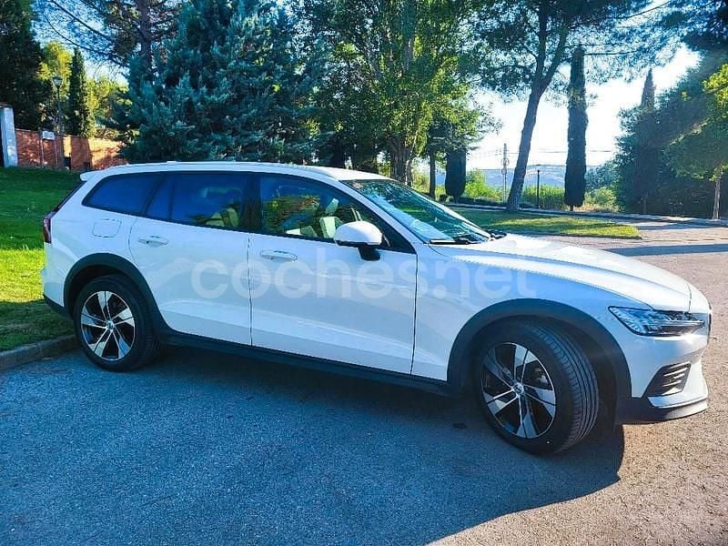 Blanco Usado 2021 Volvo V60 CC Pro Familiar | 24.999 € (Precio justo) - Imagen 1/4