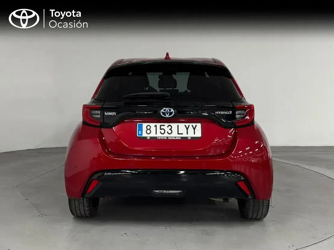Usado Toyota Yaris Hybrid Plus 116 CV (85 kW) 2022 Rojo emocion Berlina