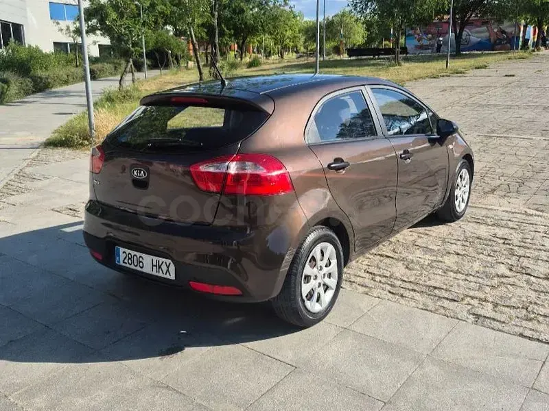 Usado Kia Rio 85 CV (62 kW) 2012 Marrón Berlina