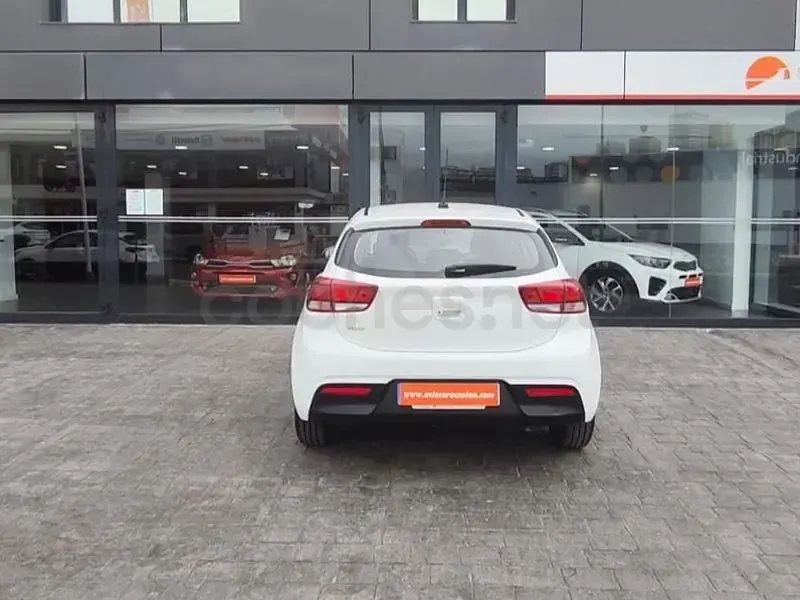 Usado Kia Rio 100 CV (73 kW) 2023 Blanco Berlina