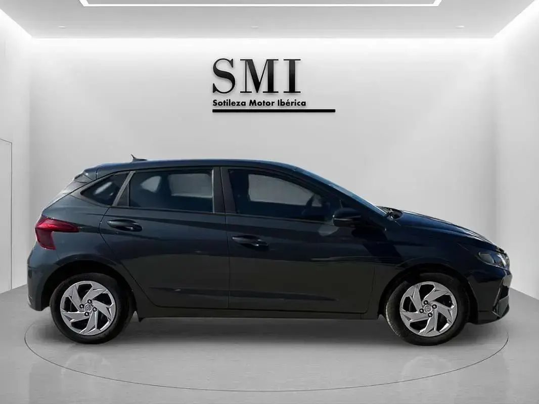 Usado Hyundai i20 101 CV (74 kW) 2022 Gris Utilitario