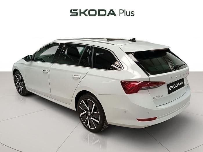 Usado Skoda Octavia Style 150 CV (110 kW) 2021 Blanco Familiar