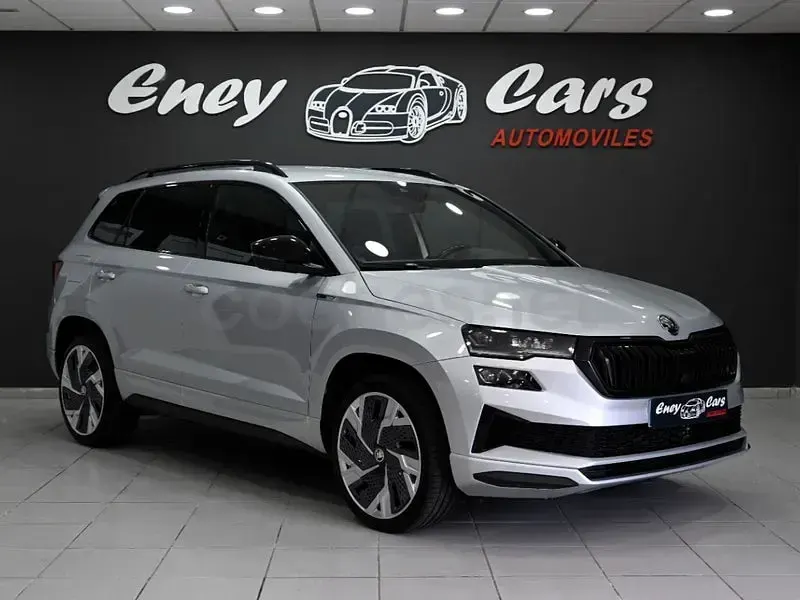 Usado Skoda Karoq SportLine 150 CV (110 kW) 2023 Gris / plata SUV