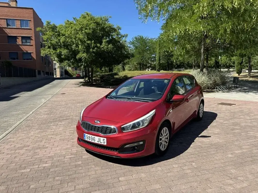 Usado Kia Ceed 90 CV (66 kW) 2016 Burdeos Utilitario
