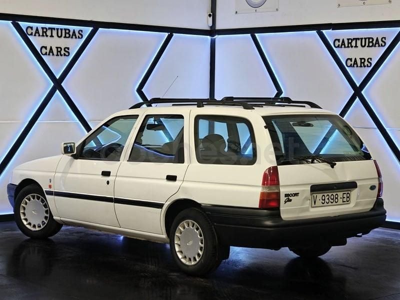 Usado Ford Escort Ghia 89 CV (65 kW) 1992 Blanco Familiar