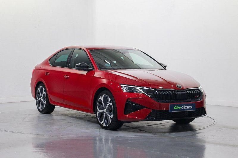 Usado Skoda Octavia RS 265 CV (194 kW) 2025 Rojo Berlina