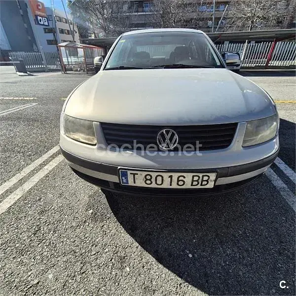 Usado VW Passat Trendline 110 CV (80 kW) 1999 Gris / plata Berlina