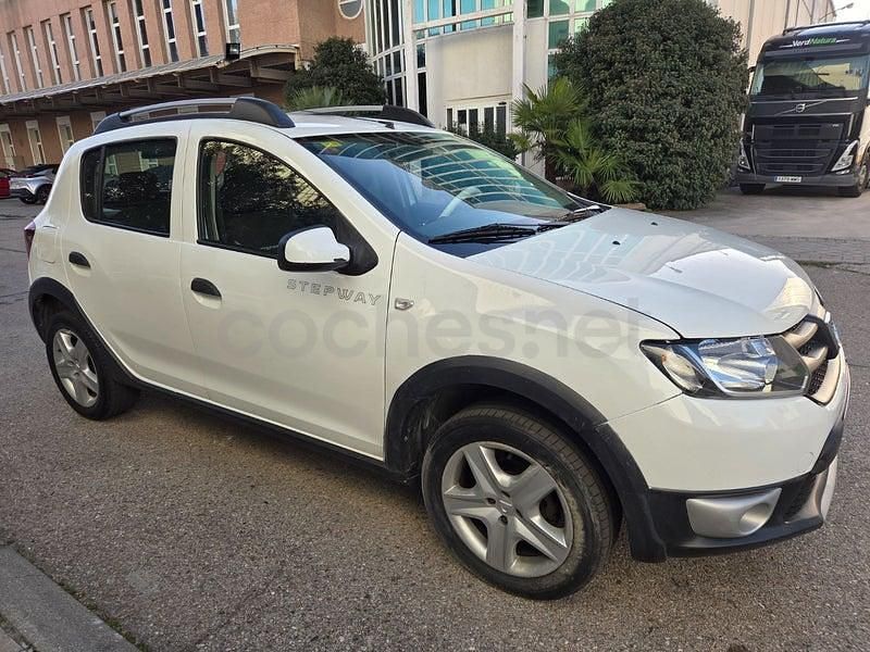Usado Dacia Sandero Stepway 90 CV (66 kW) 2015 Blanco Berlina