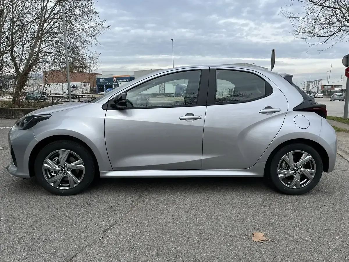 Nuevo Mazda 2 Center-Line 116 CV (85 kW) 2026 Gris Utilitario
