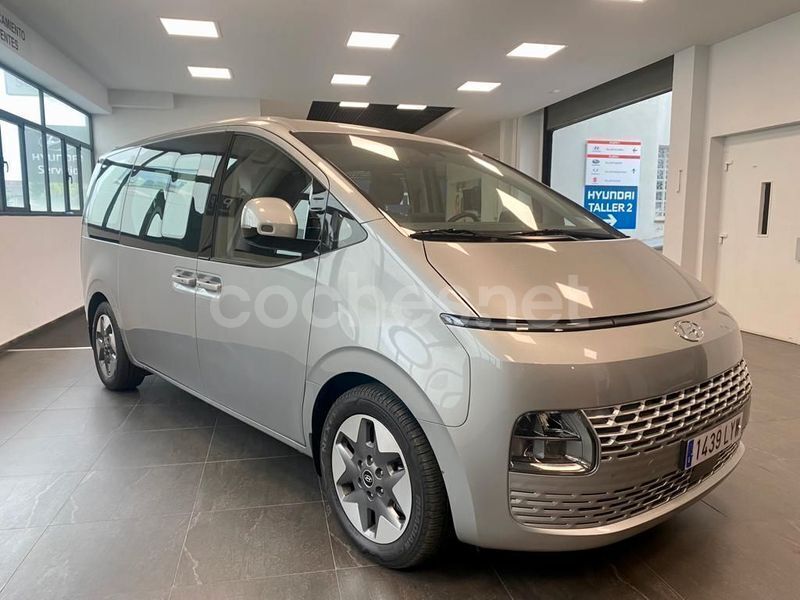 Usado Hyundai Staria 177 CV (130 kW) 2023 Gris / plata Monovolumen