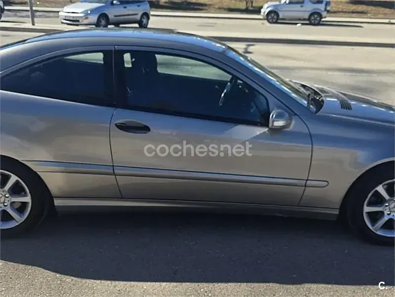 Usado Mercedes C180 143 CV (105 kW) 2005 Gris / plata Berlina