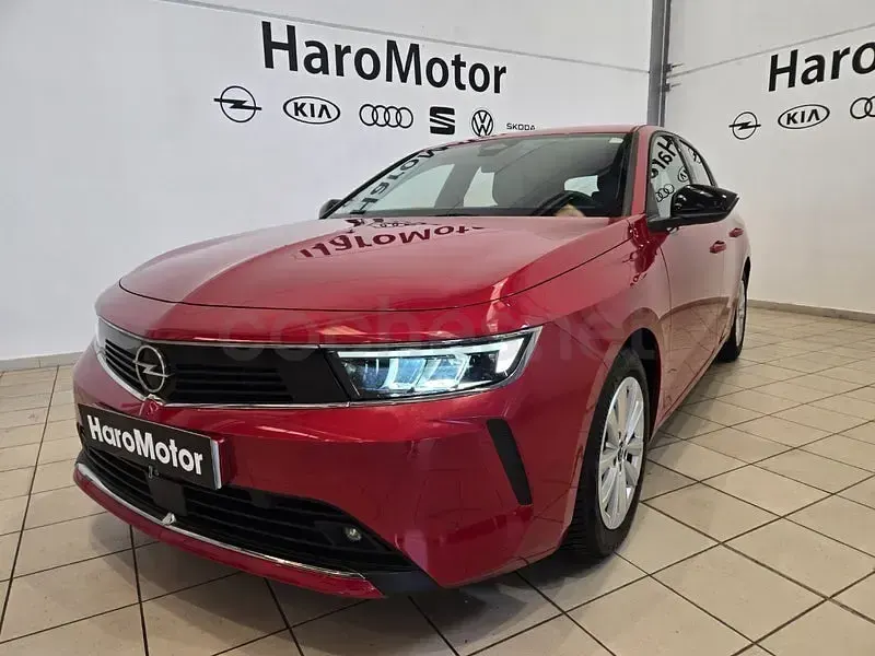 Usado Opel Astra Edition 130 CV (95 kW) 2023 Granate Utilitario