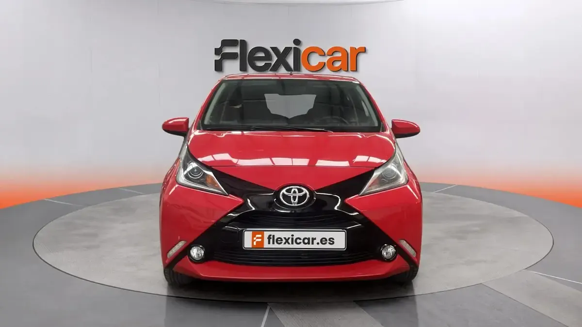 Usado Toyota Aygo X-play 72 CV (52 kW) 2017 Rojo Utilitario