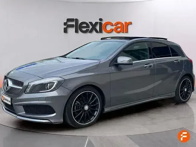 Usado Mercedes A180 AMG line 109 CV (80 kW) 2015 Gris Utilitario