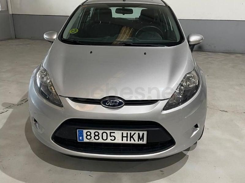 Usado Ford Fiesta Trend 70 CV (51 kW) 2012 Gris / plata Utilitario