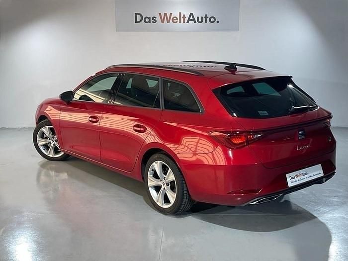 Usado Seat Leon FR 150 CV (110 kW) 2024 Rojo Familiar