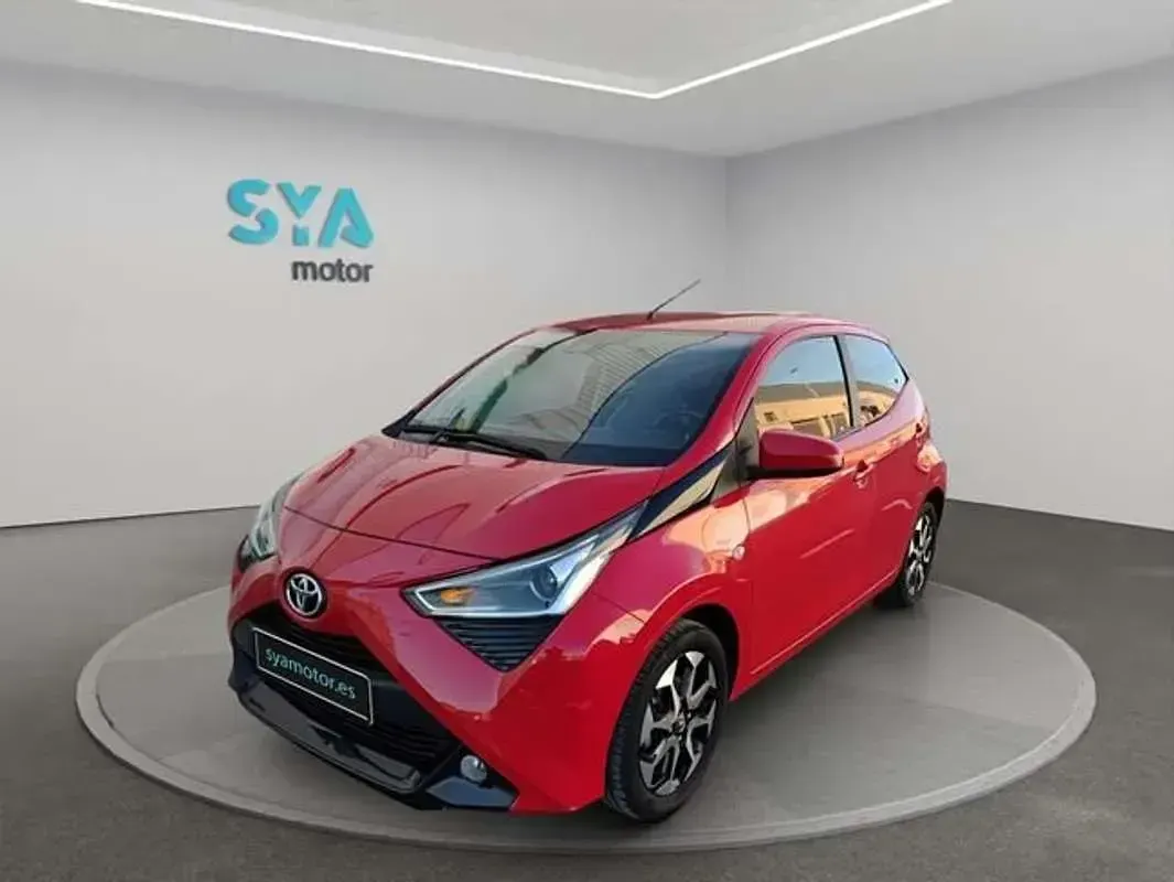 Usado Toyota Aygo X-play 72 CV (52 kW) 2021 Rojo Utilitario