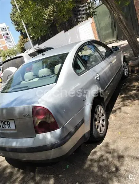 Usado VW Passat Edition 100 CV (73 kW) 2005 Gris / plata Berlina