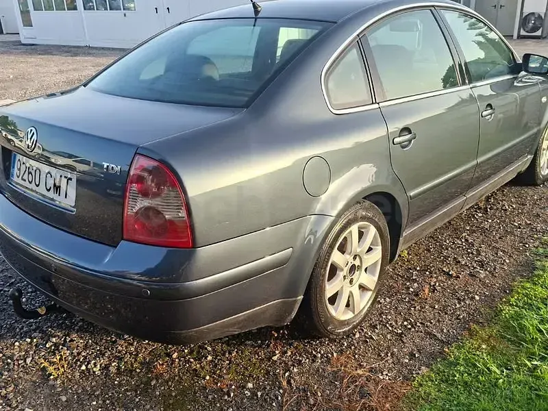 Usado VW Passat Highline 130 CV (95 kW) 2003 Gris / plata Berlina