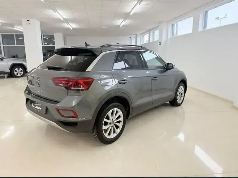 Usado VW T-Roc Life 115 CV (84 kW) 2023 Gris / plata SUV
