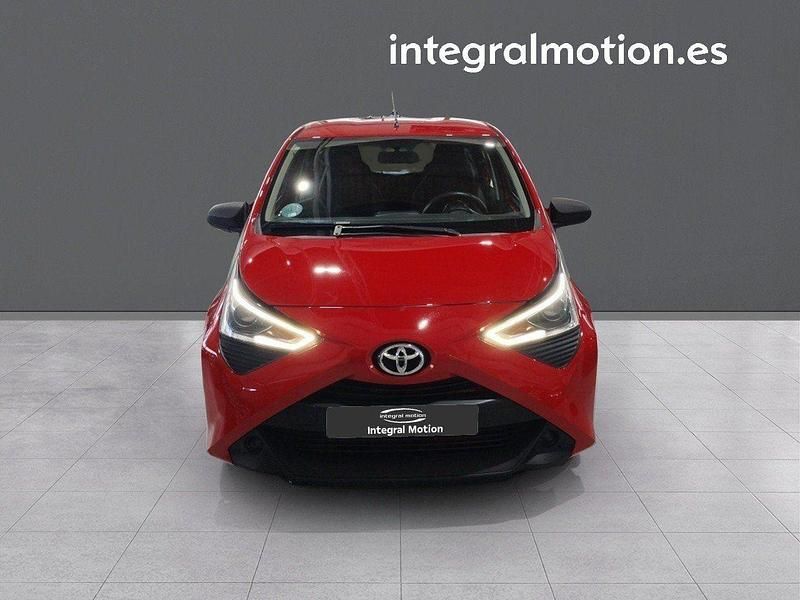 Usado Toyota Aygo X-play 72 CV (52 kW) 2022 Rojo Utilitario