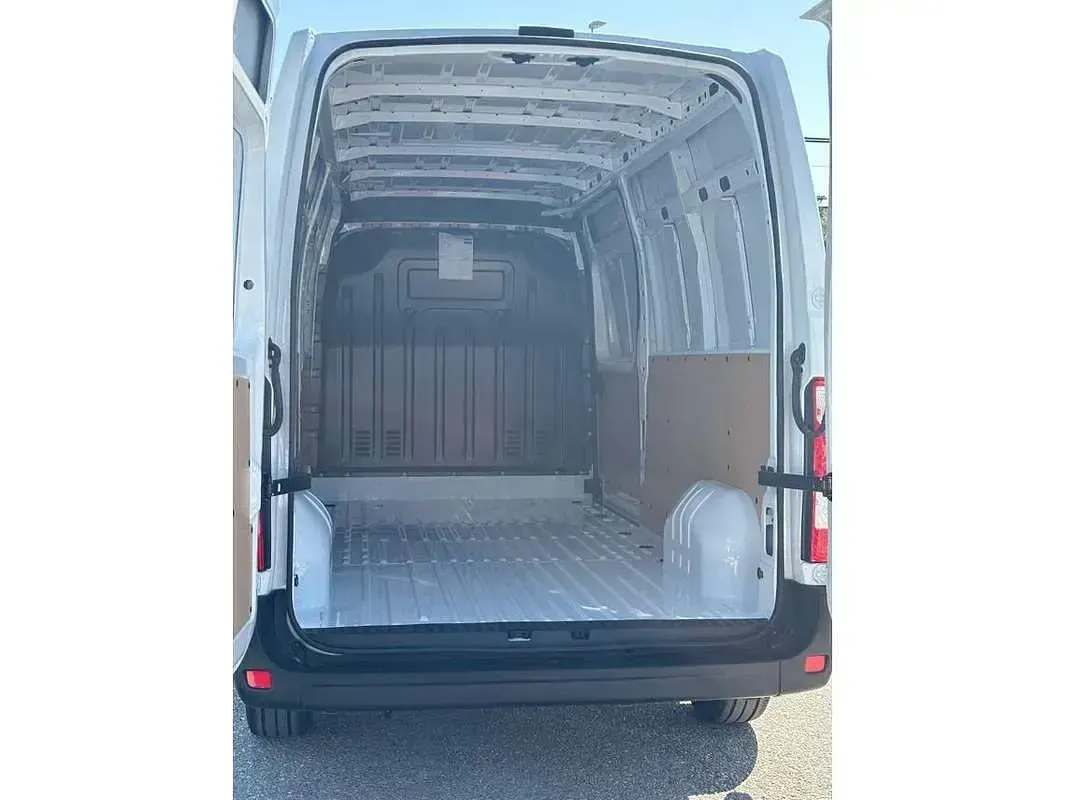 Usado Renault Master 135 CV (99 kW) 2024 Blanco Monovolumen