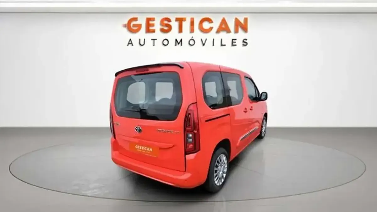 Usado Toyota Proace City Active 131 CV (96 kW) 2024 Rojo Monovolumen