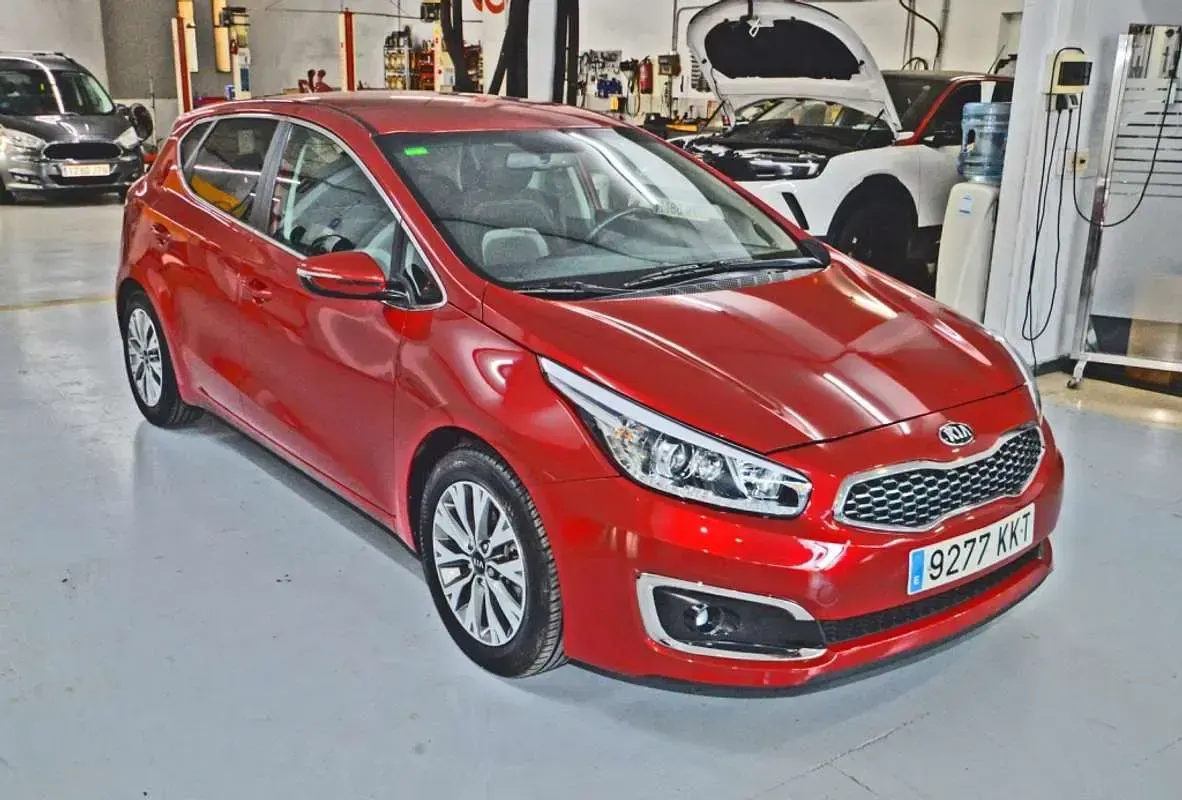 Usado Kia Ceed 100 CV (73 kW) 2018 Rojo Utilitario