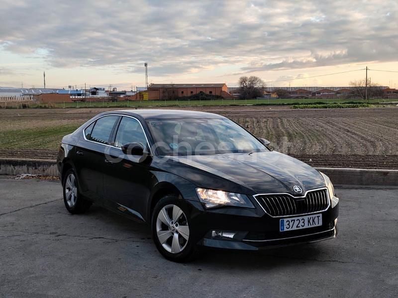 Negro Usado 2018 Skoda Superb Active Berlina | 7999 € (Caro) - Imagen 1/4