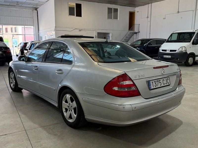 Usado Mercedes E320 Avantgarde 204 CV (150 kW) 2003 Gris / plata Berlina