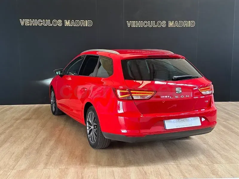 Usado Seat Leon Style 150 CV (110 kW) 2016 Rojo Familiar
