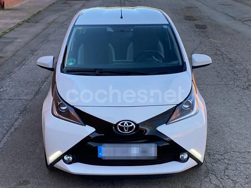 Usado Toyota Aygo X-play 69 CV (50 kW) 2016 Blanco Utilitario