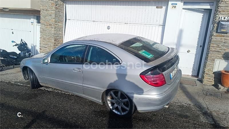 Usado Mercedes C200 163 CV (119 kW) 2002 Gris / plata Berlina