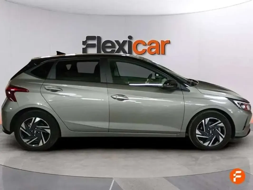 Usado Hyundai i20 101 CV (74 kW) 2022 Gris Utilitario