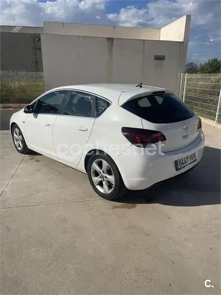 Usado Opel Astra Enjoy 110 CV (80 kW) 2011 Blanco Berlina