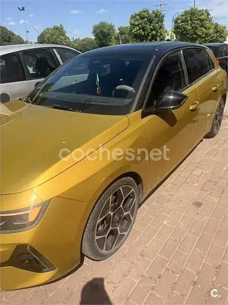 Usado Opel Astra Ultimate 130 CV (95 kW) 2022 Amarillo Utilitario